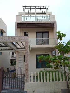 een huis met een hek ervoor bij Silver Sand resorts With Swimming Pool in Chennai