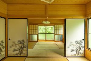 ein Eingang zu einem japanischen Haus mit Glastüren in der Unterkunft Mori no Komei campsite - Vacation STAY 04454v in Tsumagoi