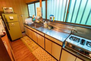 eine Küche mit Spüle und Kühlschrank in der Unterkunft Mori no Komei campsite - Vacation STAY 04454v in Tsumagoi