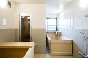 un baño con lavabo y ducha en Oceanfront Villa Hale Kahakai - Vacation STAY 52109v, en Miura 53 fotos más