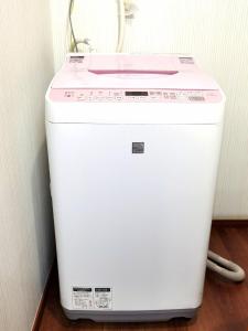 a washing machine with a pink top sitting on a floor at Garden view Japanese style room - Vacation STAY 15090 in Mimasaka