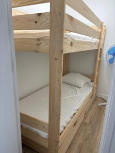 Un par de literas en una habitación en Ondine, en Gruissan