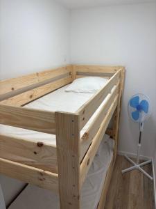 Un par de literas en una habitación con ventilador. en Ondine, en Gruissan 15 fotos más