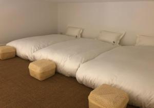 zwei Betten nebeneinander in einem Zimmer in der Unterkunft COFFEE HOTEL Soundwave - Vacation STAY 17826v in Fujisawa