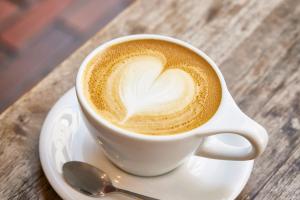 eine Tasse Kaffee mit einem Herz auf dem Tisch in der Unterkunft COFFEE HOTEL Soundwave - Vacation STAY 17826v in Fujisawa + 12 Fotos