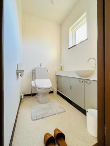 TaikiにあるMidoricho Guest House - Vacation STAY 15204の白いトイレと洗面台のあるバスルーム +2枚の写真
