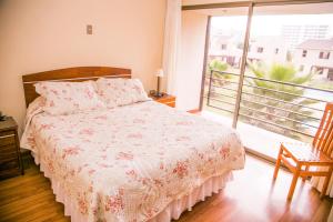 um quarto com uma cama e uma grande janela em Cabañas Las Añañucas IV em La Serena