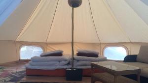 ein Zimmer mit einem Zelt mit einem Stapel Handtücher in der Unterkunft Shimanto Yamamizuki - Vacation STAY 36959v in Shimanto