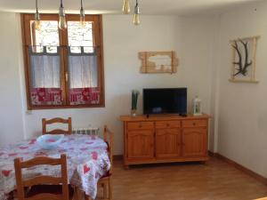A television and/or entertainment centre at Vora Riu