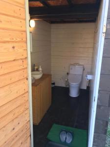a small bathroom with a toilet and a sink at FARMER'S FIELDZ - Vacation STAY 42161v in Hongō