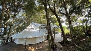ein weißes Zelt inmitten von Bäumen in der Unterkunft Shimanto Yamamizuki - Vacation STAY 36959v in Shimanto