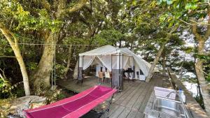 ein Zelt auf einem Deck mit einem Waschbecken und Bäumen in der Unterkunft Shimanto Yamamizuki - Vacation STAY 36959v in Shimanto