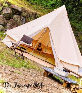 una tienda con una silla y un banco frente a ella en Ciel's Forest Camp Site - Vacation STAY 71174v, en Shionada 3 fotos más
