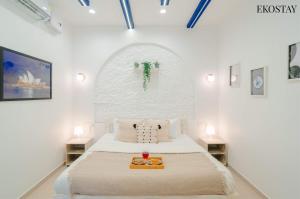 Postel nebo postele na pokoji v ubytování EKOSTAY Gold - Ark Stone Villa