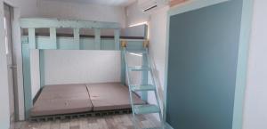 un letto a castello con una scala in una stanza di Asahi Seaside Cottage - Vacation STAY 42134v a Asahi Altre 39 foto