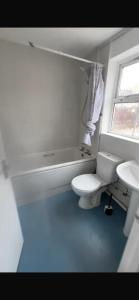 Ένα μπάνιο στο Rayleigh 1 Bedroom Apartment with Parking