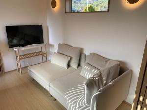 Televisyen dan/atau pusat hiburan di Kawaguchiko base camp uphill slope - Vacation STAY 42125v