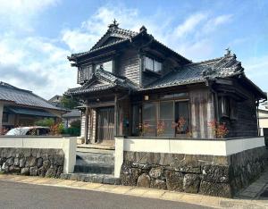 a wooden house with a roof on a street at pine mountain - Vacation STAY 48815v in Goto