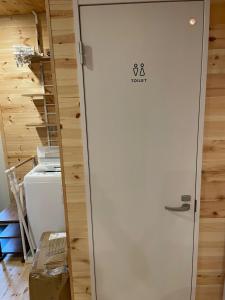 una puerta con un letrero de inodoro en una habitación en Koniyado Room 103 - Vacation STAY 42437v, en Setouchi 10 fotos más