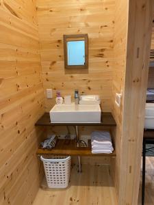 baño con lavabo en una pared de madera en Koniyado Room 103 - Vacation STAY 42437v, en Setouchi