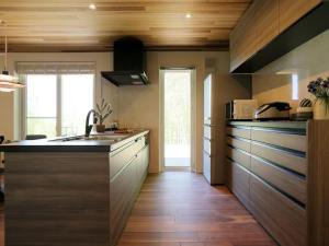 una cocina con fregadero y encimera en Class Vesso Tateshina - Vacation STAY 51980v, en Chino