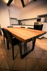 Una cocina o cocineta en Penthouse at the Monument