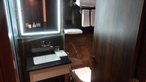 Bilik mandi di Hotel Dayal Tower +55 gambar