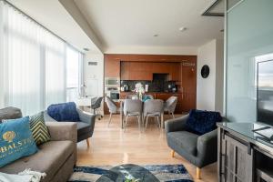 Χώρος καθιστικού στο Cozy 1 BR & Den Condo in North York Free Parking