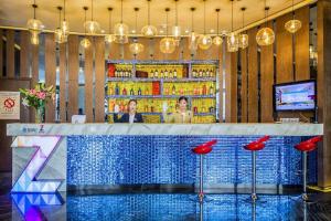 un bar avec piscine dans un restaurant dans l'établissement Zmax Hotel·Harbin Bingxue Big World, à Harbin