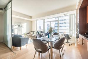 Χώρος καθιστικού στο Cozy 1 BR & Den Condo in North York Free Parking