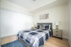 Ένα ή περισσότερα κρεβάτια σε δωμάτιο στο Cozy 1 BR & Den Condo in North York Free Parking
