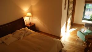 A bed or beds in a room at Hotel Rural Las Campares