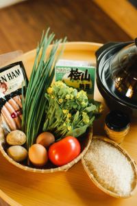 un vassoio di prodotti alimentari con verdure e riso su un tavolo di Kusakimomotose - Vacation STAY 15478 a Yuzawa Altre 2 foto