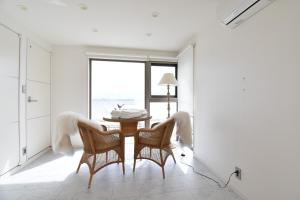 a dining room with a table and chairs and a window at ZUSHI funny house - Vacation STAY 68820v in Zushi