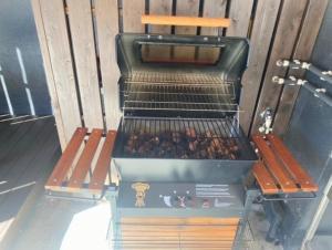 a grill sitting on top of a wooden bench at MAHANA ITO - Vacation STAY 74028v in Ito