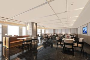 Atour Hotel Long'an Lake Linping في هانغتشو: مطعم به طاولات وكراسي في غرفة