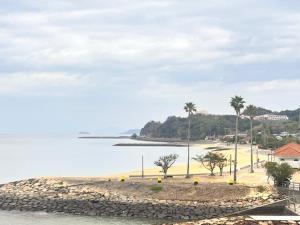 Blick auf einen Strand mit Palmen und das Meer in der Unterkunft Lit Amakusa - Vacation STAY 78640v in Amakusa + 16 Fotos