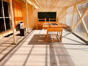 ein Zimmer mit einem Tisch und einer Tafel in einem Klassenzimmer in der Unterkunft Lit Amakusa - Vacation STAY 78640v in Amakusa