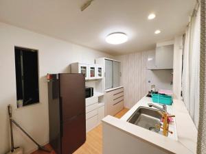 eine Küche mit Spüle und Kühlschrank in der Unterkunft JINGHOUSE Takasago detached house - Vacation STAY 17050 in Tokio + 9 Fotos