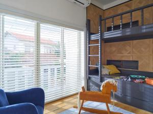 una camera da letto con un letto a castello e una sedia di ＭＯＲＩＴＯ Ｆｕｎｎｙ ｈｏｕｓｅ - Vacation STAY 72253v a Hayama