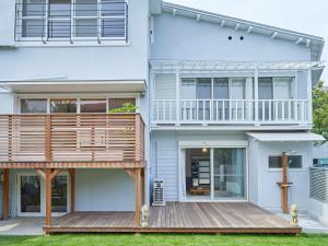 una casa con terrazza e balcone di ＭＯＲＩＴＯ Ｆｕｎｎｙ ｈｏｕｓｅ - Vacation STAY 72253v a Hayama