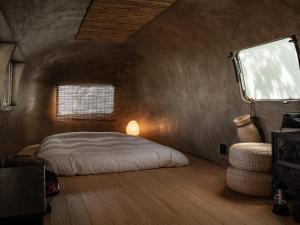 a bedroom with a bed in a room with a window at Lost Cabin - Vacation STAY 89724v in Kamogawa