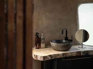 a bathroom with a bowl sink and a mirror at Lost Cabin - Vacation STAY 89724v in Kamogawa +24 photos