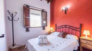 a bedroom with a bed with two towels on it at Juan Manuel - Los Mangos El Borge by Ruralidays in Borge