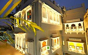 乌代浦3 Raahi Udaipur的侧面有灯的建筑物