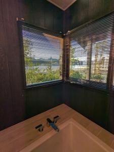 a bathroom with a bath tub with a window at KOZA River House Yukawatei - Vacation STAY 95522v in Koza +35 photos
