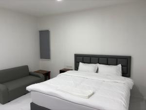 Postel nebo postele na pokoji v ubytování The Six Resort Lopburi