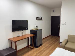 TV a/nebo společenská místnost v ubytování The Six Resort Lopburi