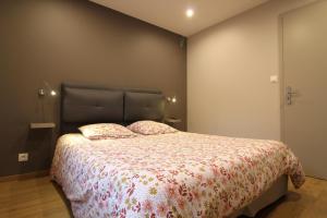 a bedroom with a large bed in a room at Appartement à La Bresse, proche des lacs, pistes de ski et randonnées in La Bresse