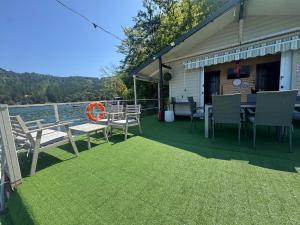 patio con tavolo e sedie sull'acqua di Casa pe lac Bicaz a Bicaz